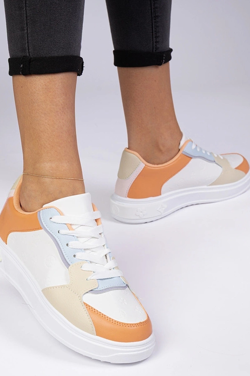 Tênis esportivos brancos e laranja de...