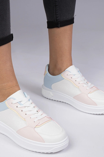 Tênis esportivos brancos e...