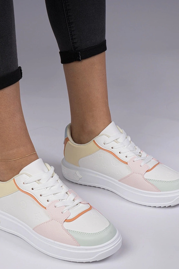 Tênis esportivos brancos e...