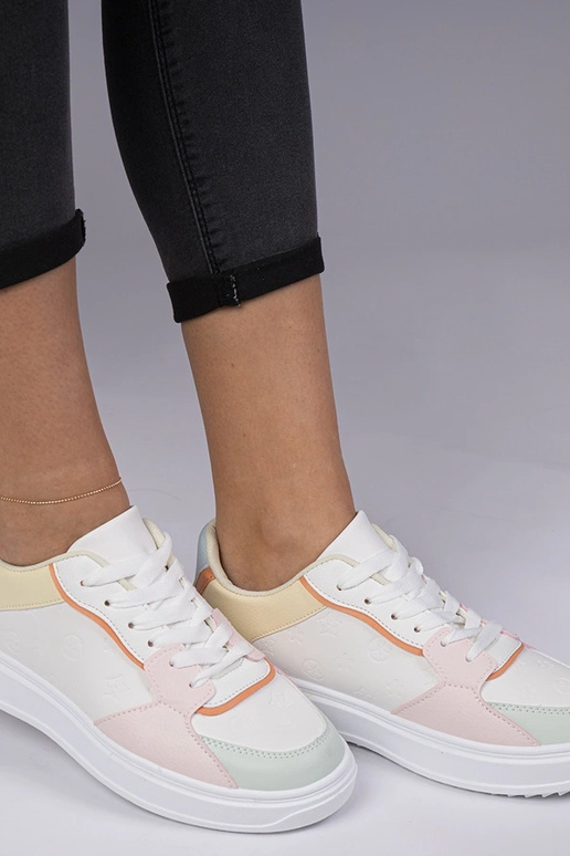 Tênis esportivos brancos e amarelos...