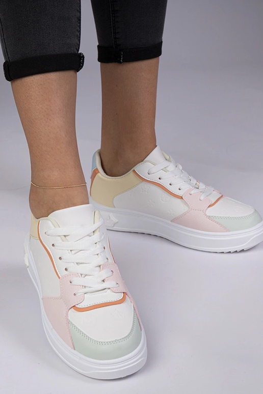 Tênis esportivos brancos e amarelos...