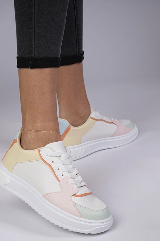 Tênis esportivos brancos e amarelos...