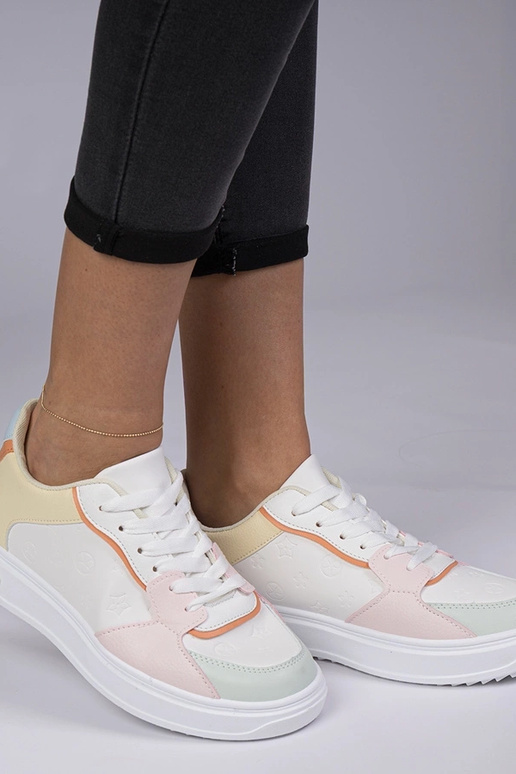 Tênis esportivos brancos e amarelos...