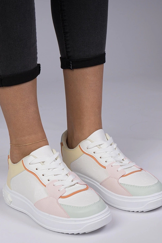 Tênis esportivos brancos e amarelos...