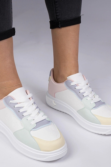 Tênis esportivos brancos e...