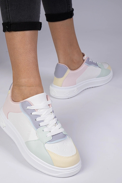 Tênis esportivos brancos e azuis de...