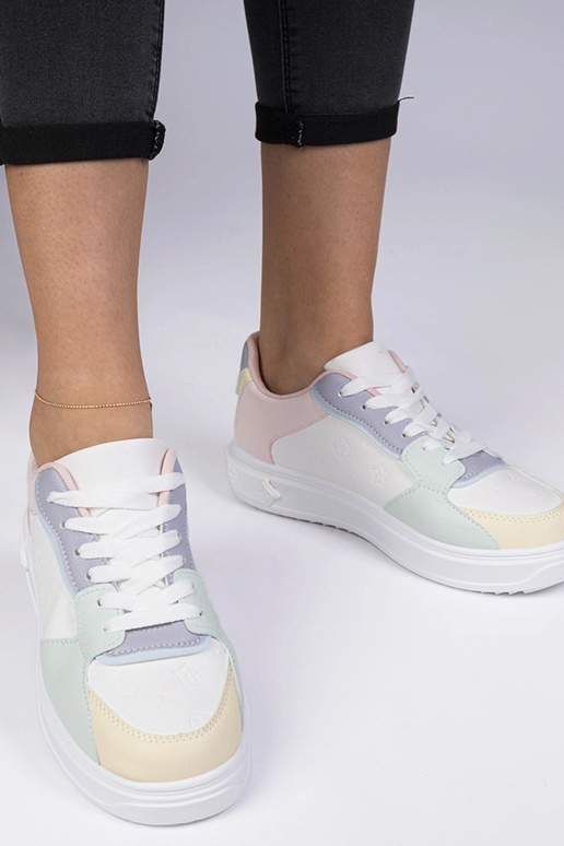 Tênis esportivos brancos e azuis de...