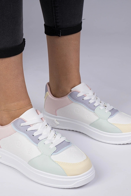 Tênis esportivos brancos e azuis de...