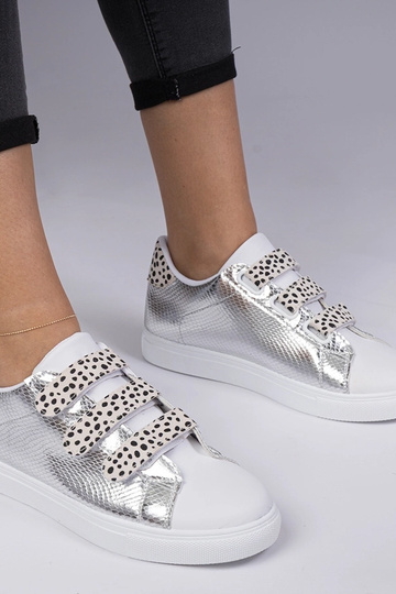 Sneakers prateados com...