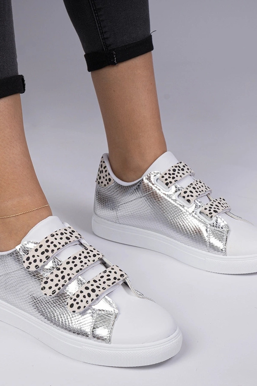 Sneakers prateados com acabamento...