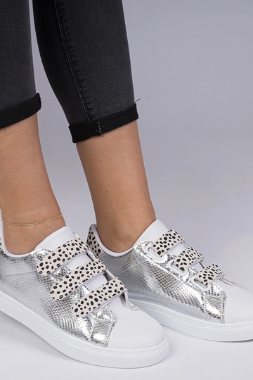 Sneakers prateados com... 2