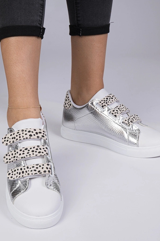 Sneakers prateados com acabamento...