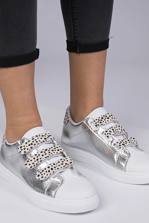 Sneakers prateados com acabamento...