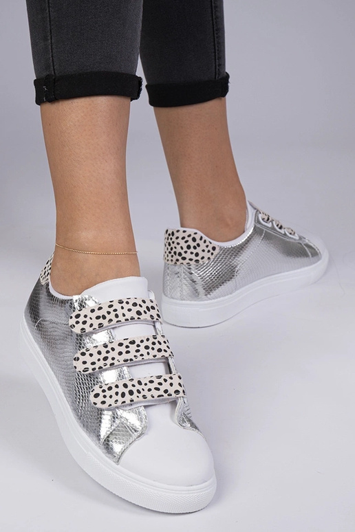 Sneakers prateados com acabamento...