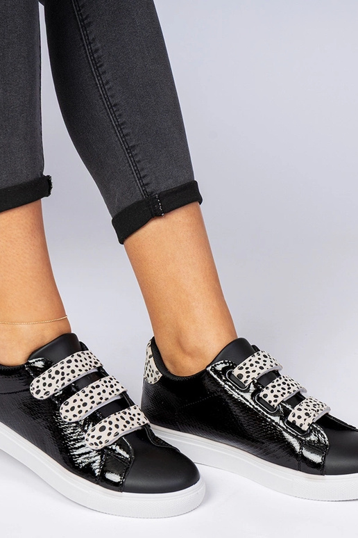 Sneakers pretos com acabamento animal... Sneakers pretos com acabamento animal...