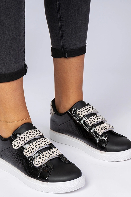 Sneakers pretos com acabamento animal... Sneakers pretos com acabamento animal...