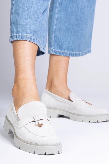 Mocassins cinzas elegantes...