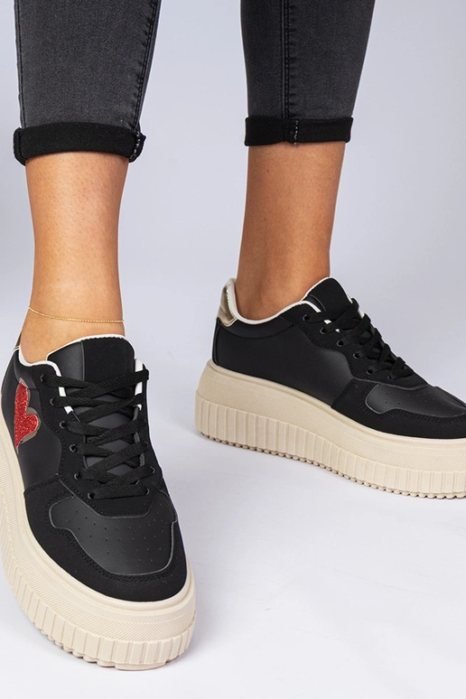 Sneakers femininos pretos com coração...