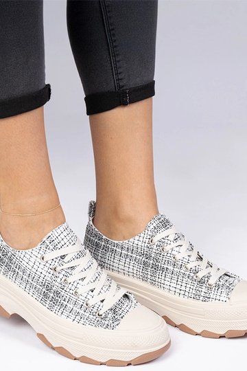 Tênis brancos e pretos com...