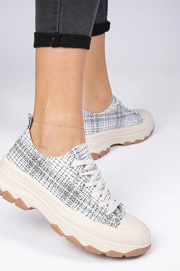 Tênis brancos e pretos com... 2