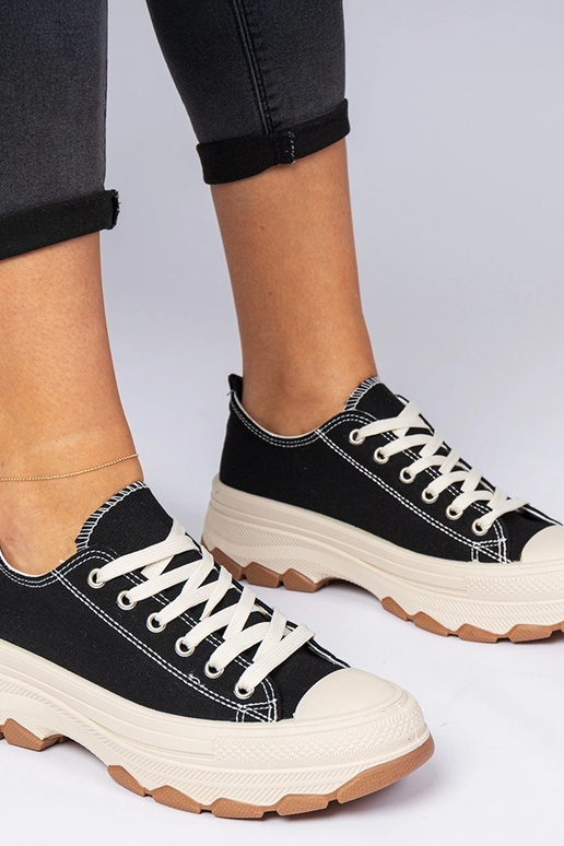 Sapatilhas pretas com sola grossa...