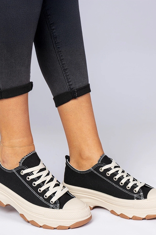 Sapatilhas pretas com sola grossa...