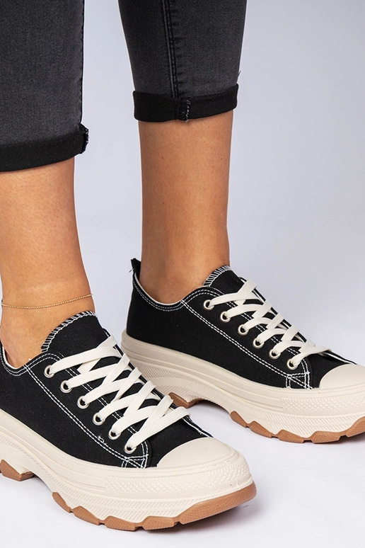 Sapatilhas pretas com sola grossa...