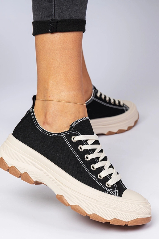 Sapatilhas pretas com sola grossa...