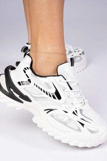 Tênis brancos esportivos... 2