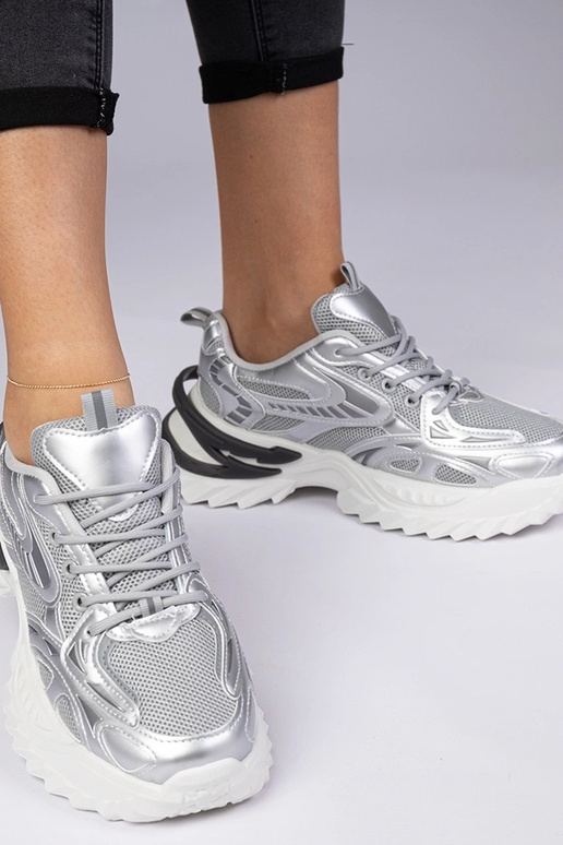 Tênis prateados esportivos com sola...