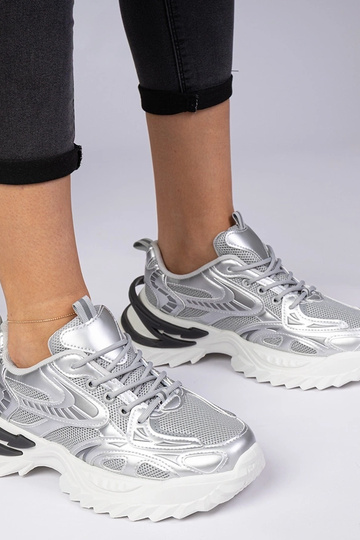 Tênis prateados esportivos... 2