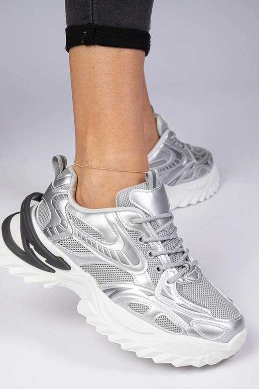 Tênis prateados esportivos com sola...