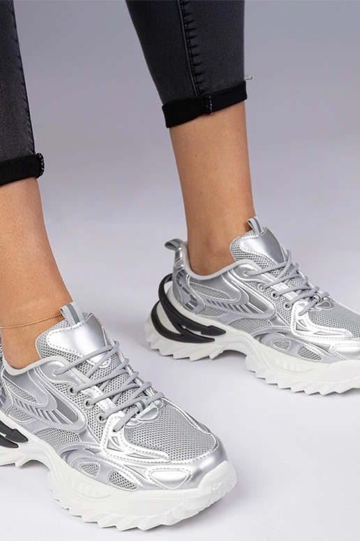 Tênis prateados esportivos com sola...