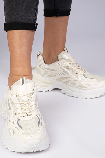 Tênis bege esportivos com...