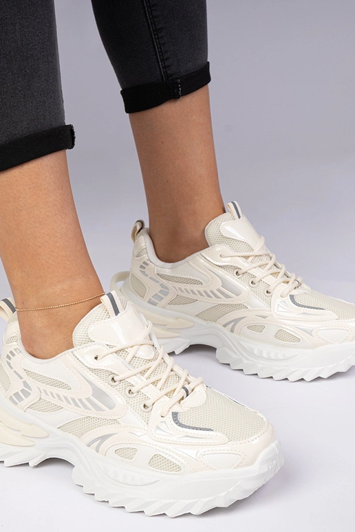 Tênis bege esportivos com sola...