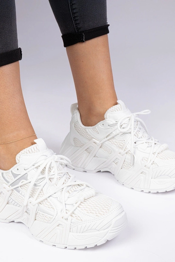 Tênis brancos estilosos com...