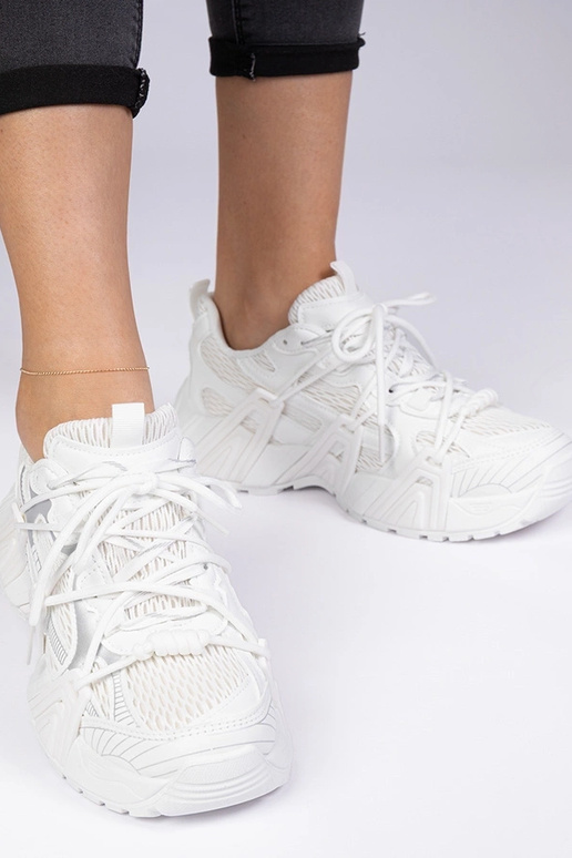 Tênis brancos estilosos com sola...