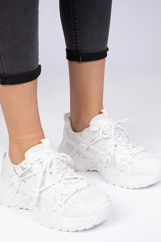 Tênis brancos estilosos com sola...