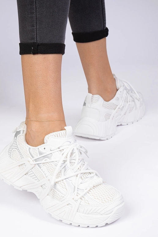 Tênis brancos estilosos com sola...