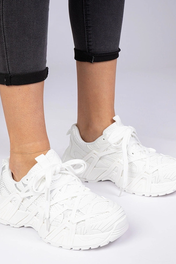 Tênis brancos com sola...