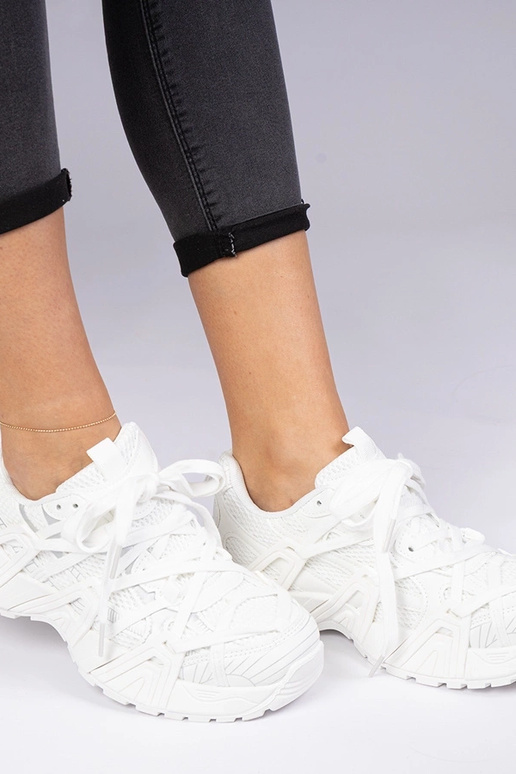 Tênis brancos com sola robusta Telda