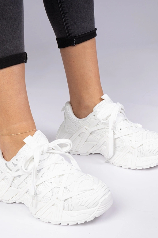 Tênis brancos com sola robusta Telda