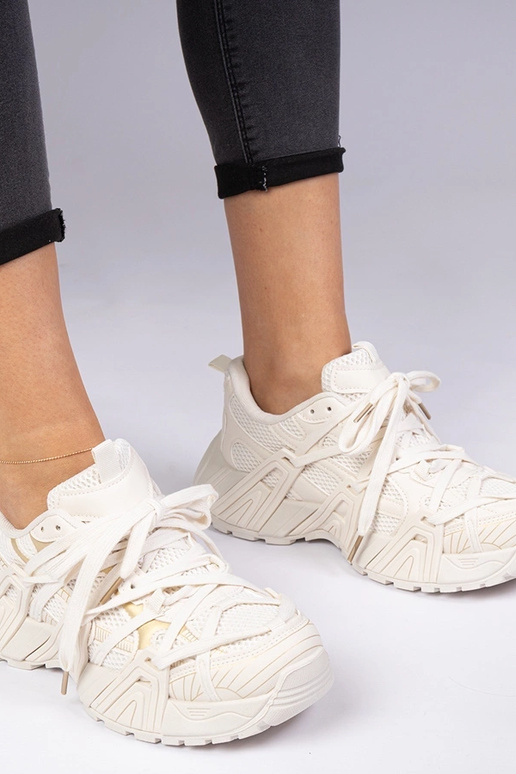 Tênis bege com sola robusta Telda