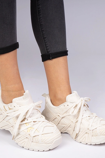 Tênis bege com sola robusta... 2