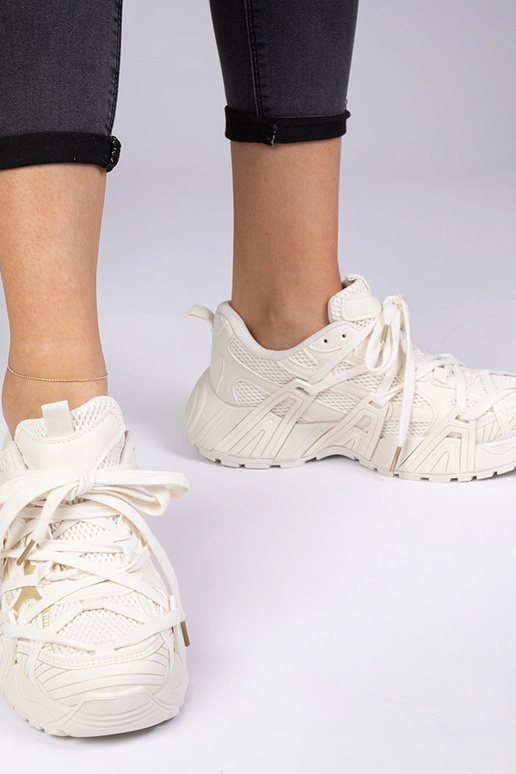 Tênis bege com sola robusta Telda