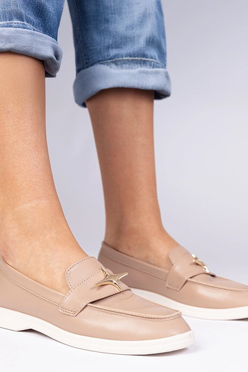 Mocassins femininos bege escuros com adornos dourados Senna
