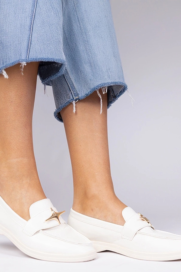Mocassins femininos brancos com adornos dourados Senna