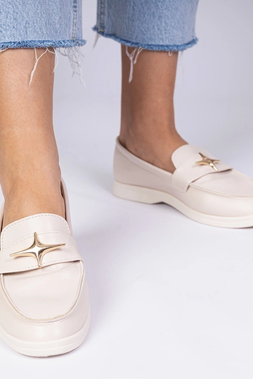 Mocassins femininos bege com adornos dourados Senna