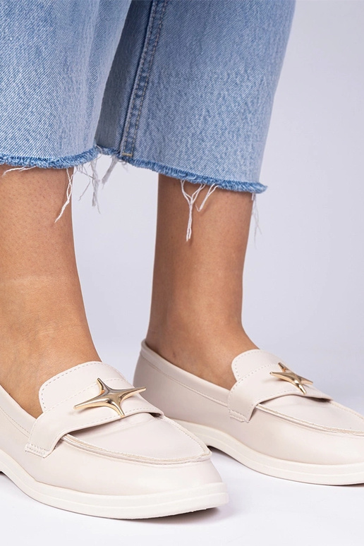 Mocassins femininos bege com adornos...