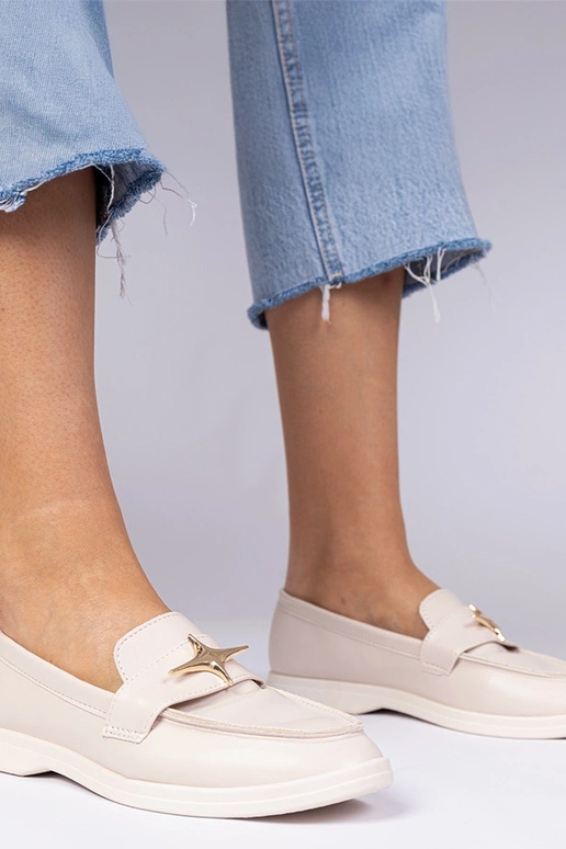 Mocassins femininos bege com adornos...